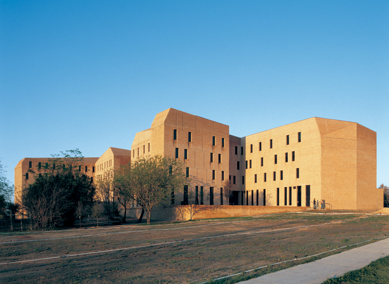 St Edward’s University New Residence and Dining Hall / Alejandro Aravena