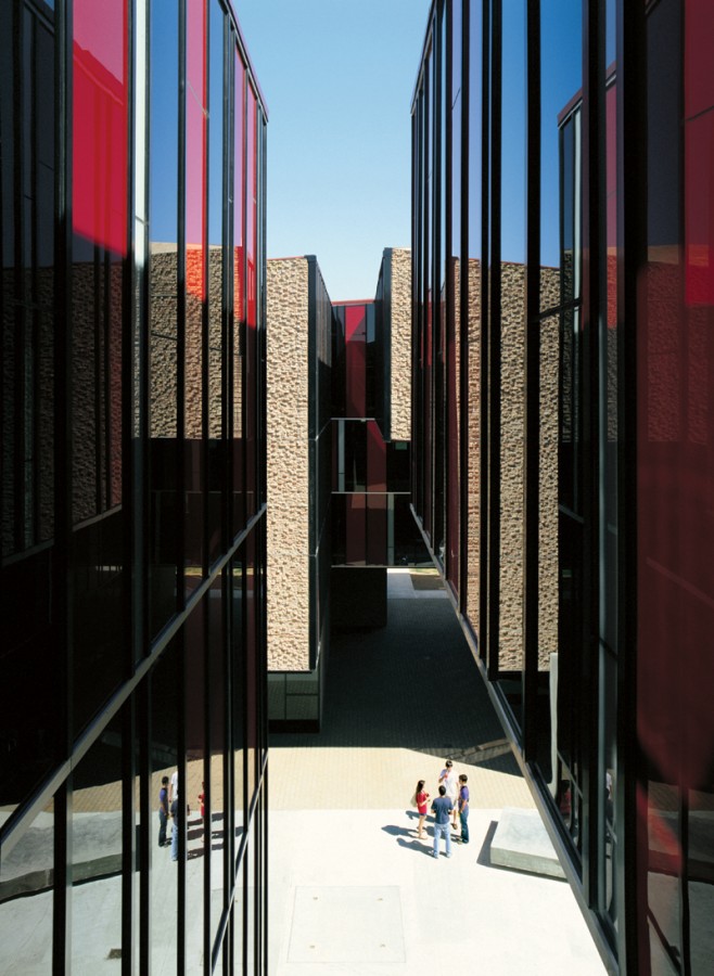St Edward’s University New Residence and Dining Hall / Alejandro Aravena