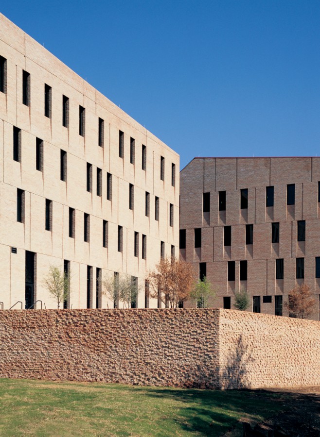 St Edward’s University New Residence and Dining Hall / Alejandro Aravena