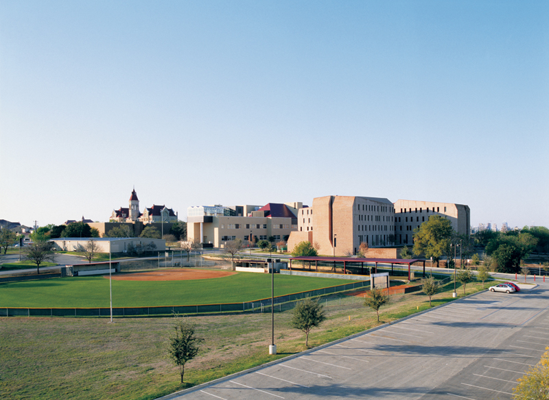 St Edward’s University New Residence and Dining Hall / Alejandro Aravena