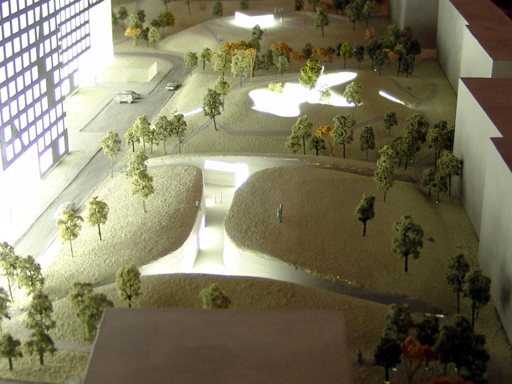 1252355476-dsc07988 model