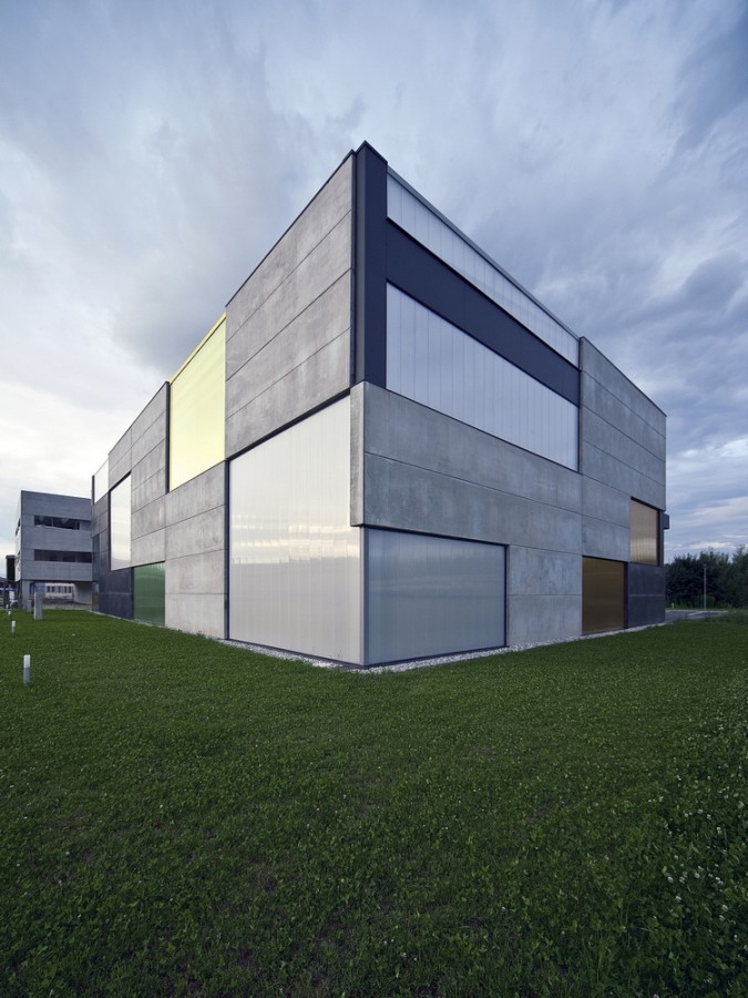 Office, Store & shop concrete container / OFIS Arhitekti