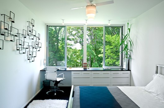1252964996-master-bedroom