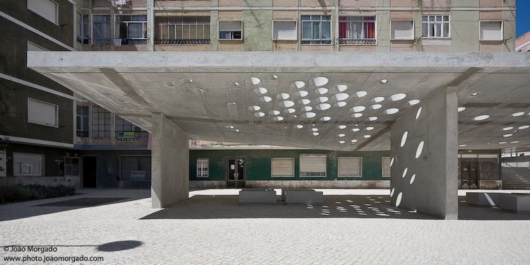 Coffee Shop + Shading Surface / ateliermob