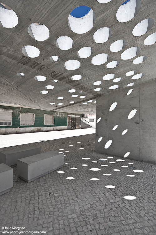 Coffee Shop + Shading Surface / ateliermob
