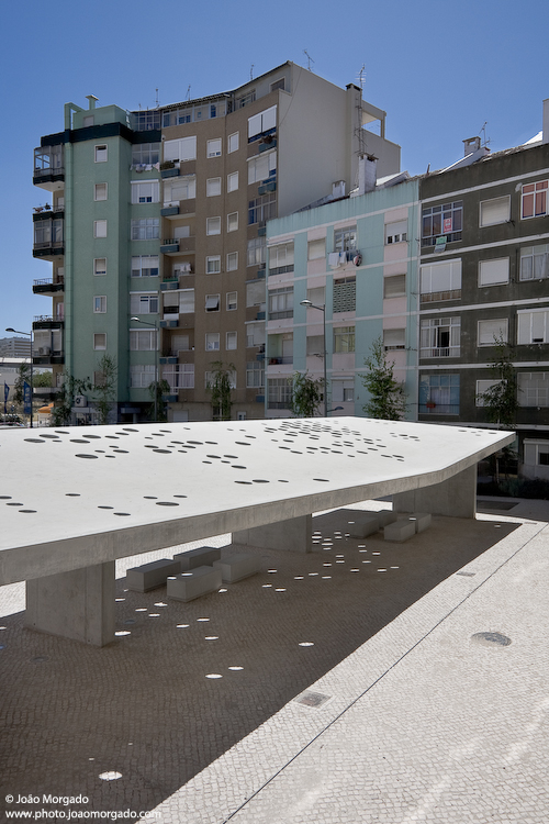 Coffee Shop + Shading Surface / ateliermob