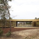 View of the long facade with the back door-wall closed © Leonardo Finotti