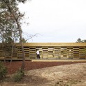 View of the long facade with both sides closed © Leonardo Finotti View of the long facade with both sides closed © Leonardo Finotti