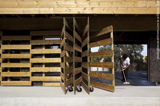 Moving system detail in the entrance © Leonardo Finotti Moving system detail in the entrance © Leonardo Finotti