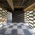 View of the central space. The wall-doors leaves a shadow patter © Leonardo Finotti View of the central space. The wall-doors leaves a shadow patter © Leonardo Finotti