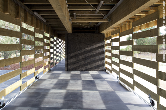 View of the central space. The wall-doors leaves a shadow patter © Leonardo Finotti View of the central space. The wall-doors leaves a shadow patter © Leonardo Finotti