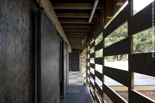 Perspective of the corridor from the restroom area © Leonardo Finotti Perspective of the corridor from the restroom area © Leonardo Finotti