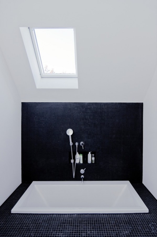 Bathroom 02 - Wenk_1200 © Nils Wenk