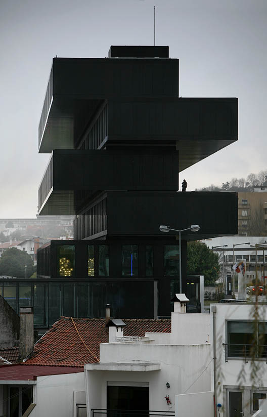 Axis Viana Hotel  / VHM
