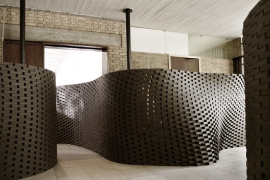 1254236248-081003-063-structuraloscillations-alessandrabello-023-we-528x352 Ondulating brick wall done by Gramazio & Kohler's robot