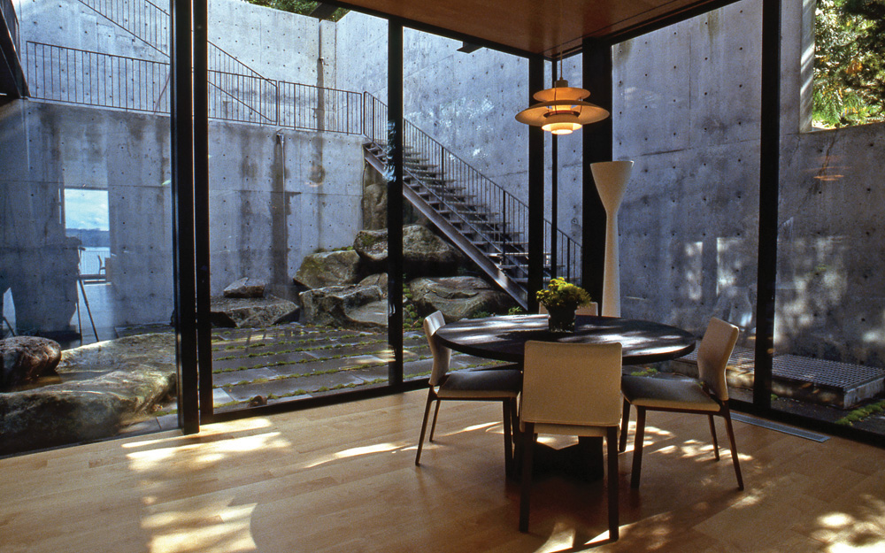 Courtyard House on a Steep Site / Hutchison & Maul Architecture