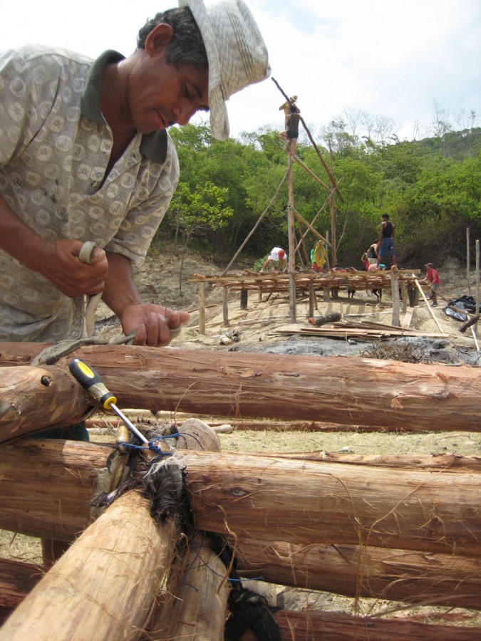 1262742725-008-nudos-en-cuero-modulos-triangulares construction process
