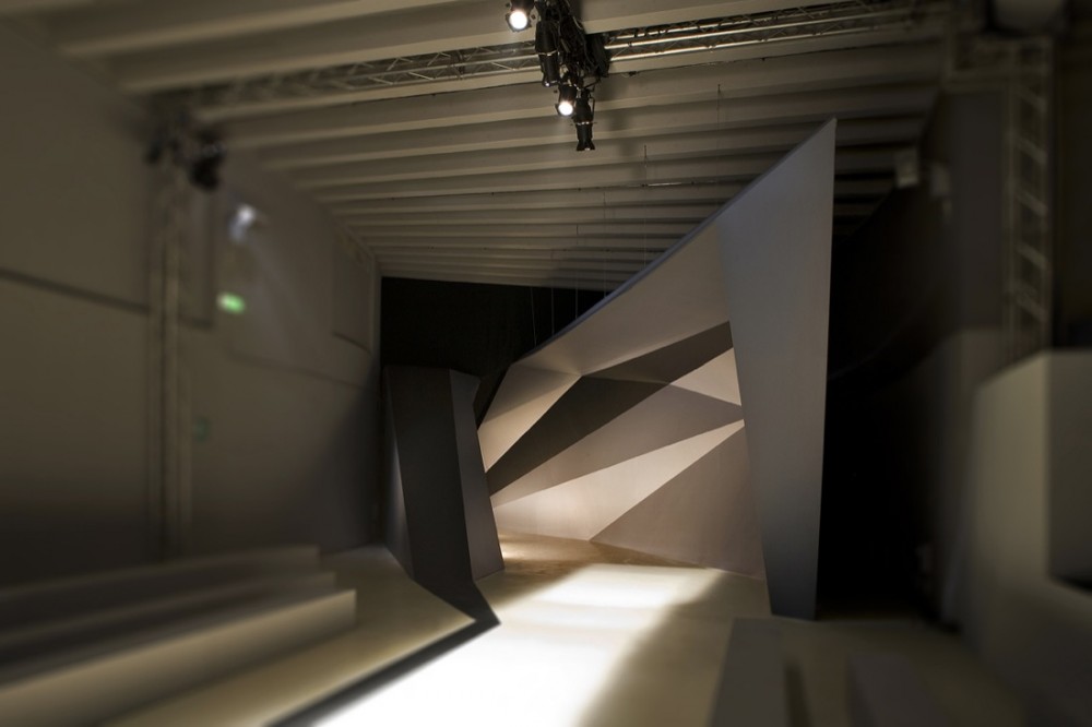 AquiliAlberg backdrop installation design for NEIL BARRETT AW 10_Photo Fabrizio Marchesi 02 © Fabrizio Marchesi