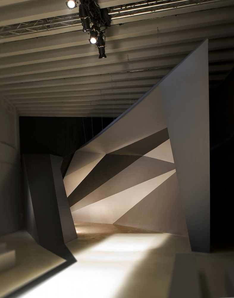 AquiliAlberg backdrop installation design for NEIL BARRETT AW 10_Photo Fabrizio Marchesi 03 vert © Fabrizio Marchesi