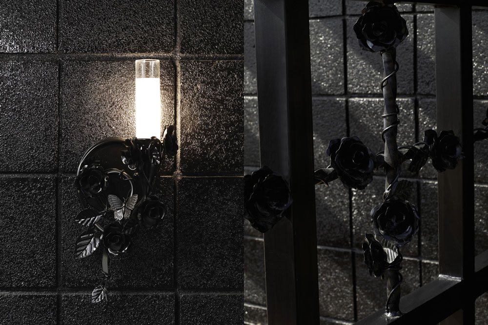 10-light-fixture-and-roses- Light fixture and roses detail ©  Brad Lansill
