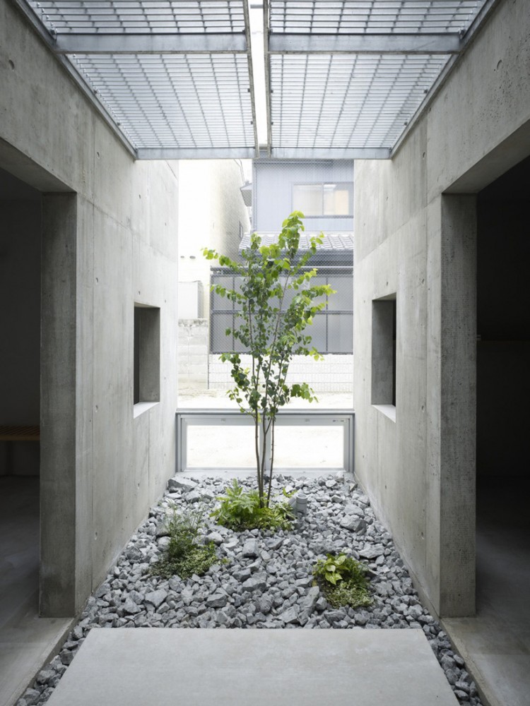 House in Koamicho / Suppose Design Office