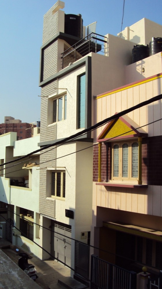 3 © Sri & Max / designQ
