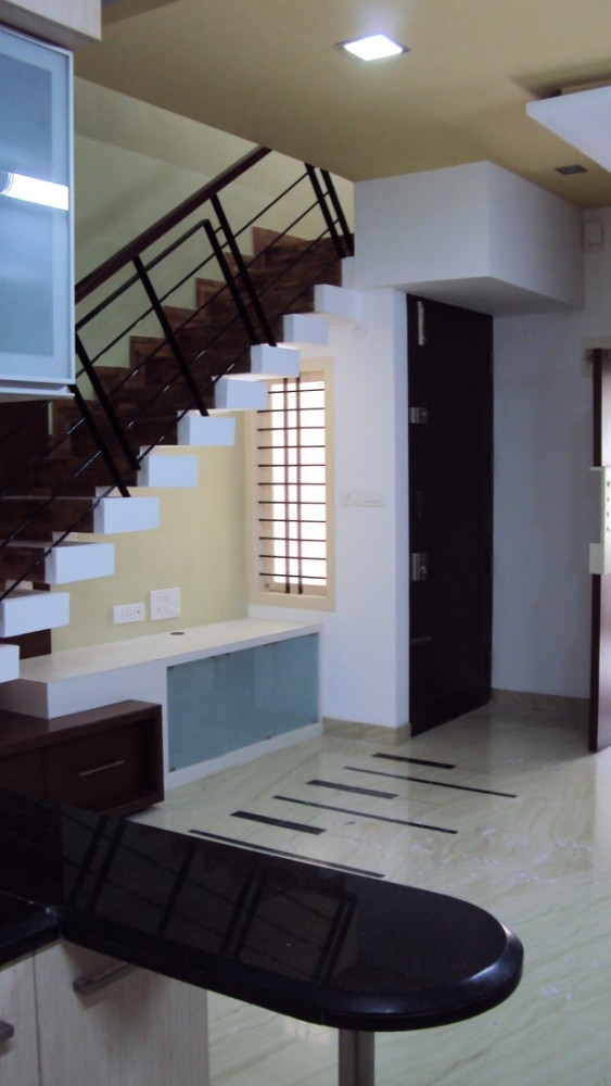 8 © Sri & Max / designQ