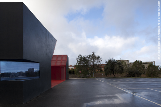 Manhufe Parking Lot - Guilherme Machado Vaz © Leonardo Finotti