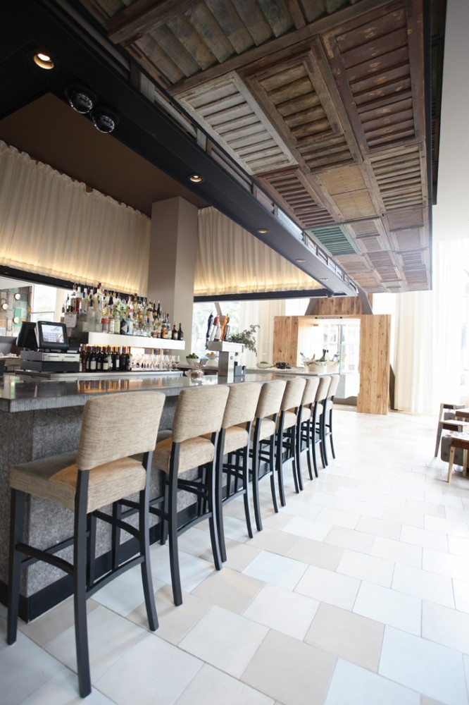 Ella Dining Room and Bar / UXUS