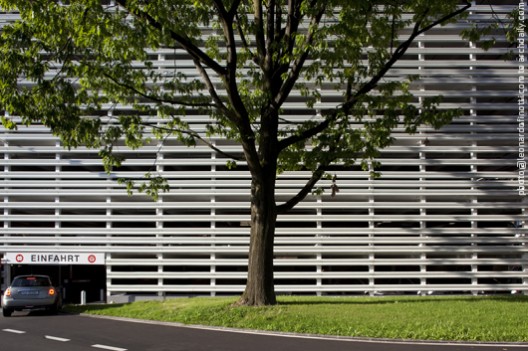 Detail of the car entrance from the street Detail of the car entrance from the street © Leonardo Finotti