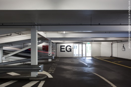 View of the car circulation area and the ramps on left View of the car circulation area and the ramps on left © Leonardo Finotti