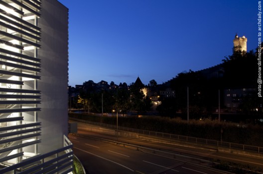 Night view with the Garage Building on left and the Lucern lands Night view with the Garage Building on left and the Lucern lands © Leonardo Finotti