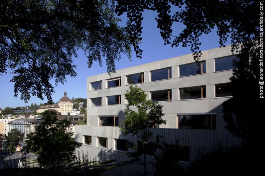 View of the east facade from the top of the plot View of the east facade from the top of the plot © Leonardo Finotti