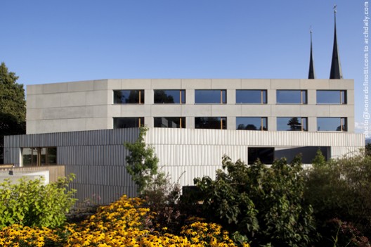 West facade. The lower floors has a concrete pattern while the u West facade. The lower floors has a concrete pattern while the u © Leonardo Finotti