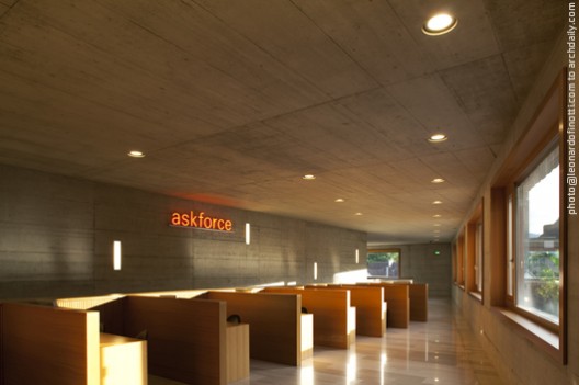 View of the computers room where all is wood and concrete View of the computers room where all is wood and concrete © Leonardo Finotti