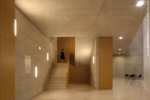 View of the beginning of the staircase and the corridor in the b View of the beginning of the staircase and the corridor in the b © Leonardo Finotti