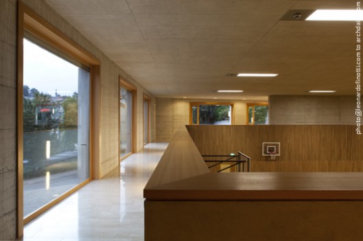 View of the open corridor surrounding the gymnasium space View of the open corridor surrounding the gymnasium space © Leonardo Finotti