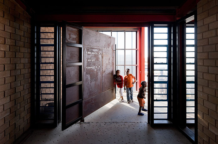 Alexandra Interpretation Centre / Peter Rich Architects