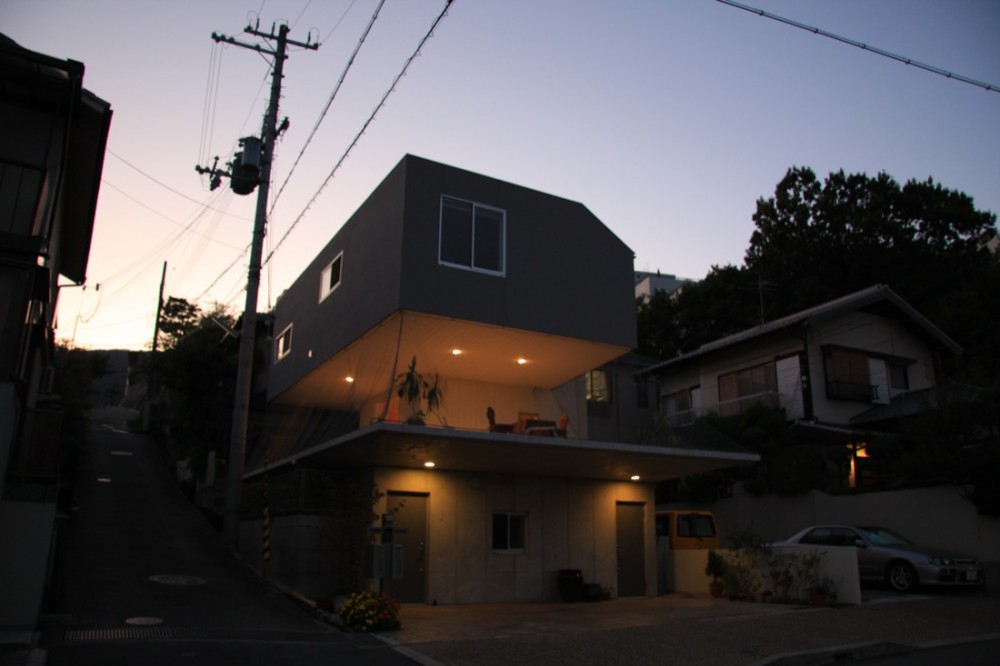 Between / Katsuhiro Miyamoto & Associates