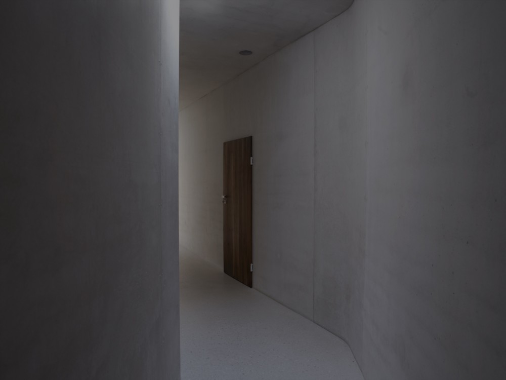 KN_corridor_1_dark © Courtesy of Valerio Olgiati