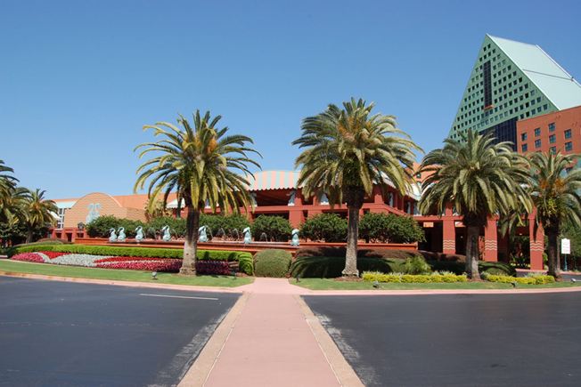 AD Classics: Walt Disney World Swan and Dolphin Resort / Michael Graves