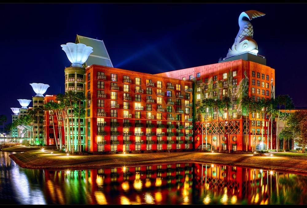 AD Classics: Walt Disney World Swan and Dolphin Resort / Michael Graves