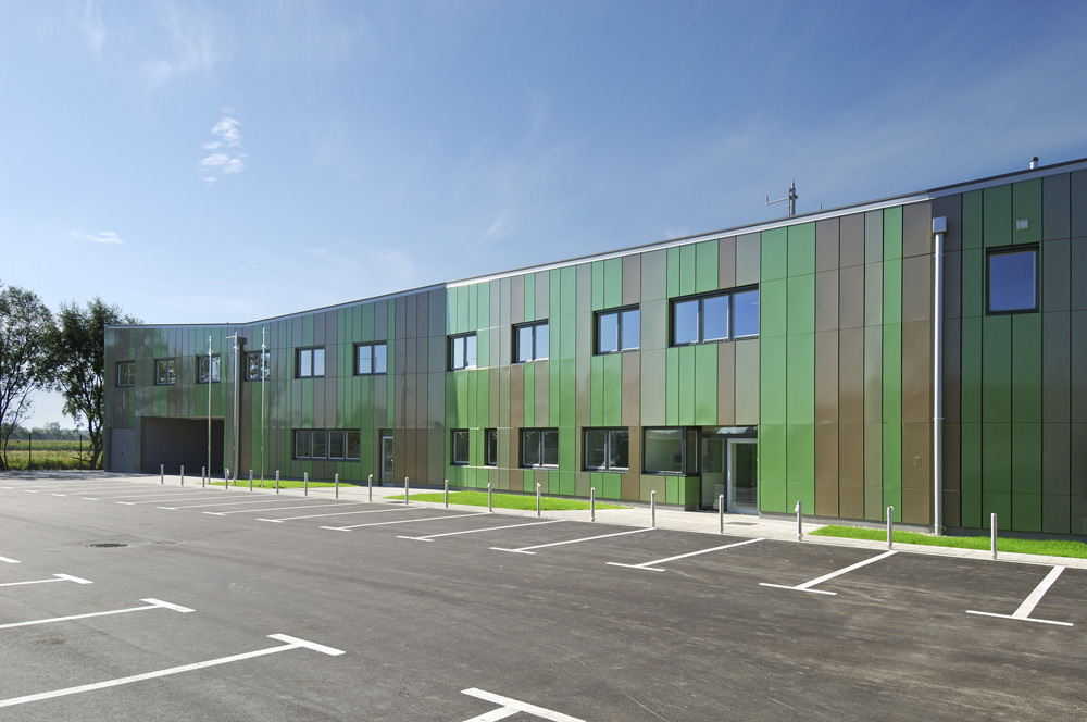 Police Dog Training Facility / Andrej Kalamar