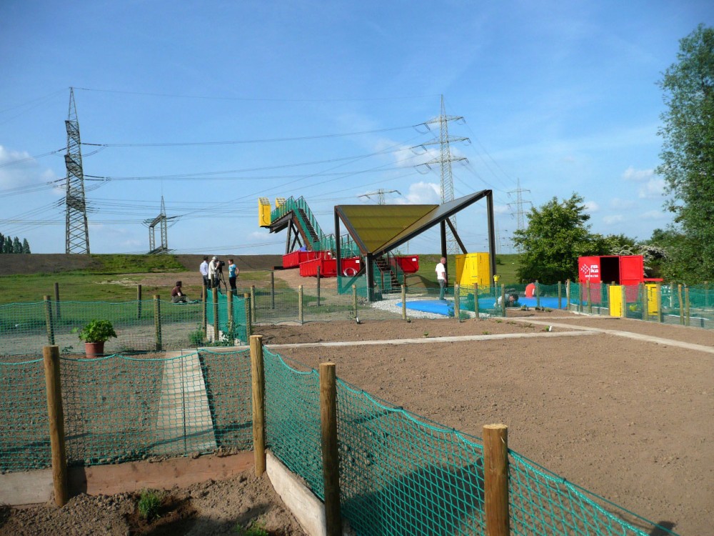 Between the Waters: The Emscher Community Garden / Marjetica Potrc and Ooze
