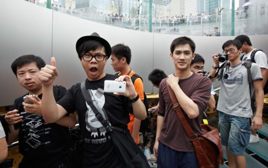People on apple store shanghai Roy Zipstein