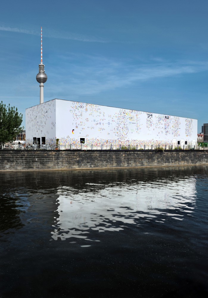 Fassade_hoch_Sticker_m Photo by Benjamin Pritzkuleit © Carsten Nicolai, Temporäre Kunsthalle Berlin