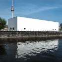 Fassade_hoch_BP_m_0 Photo by Benjamin Pritzkuleit © Carsten Nicolai, VG Bild-Kunst, Bonn 2010