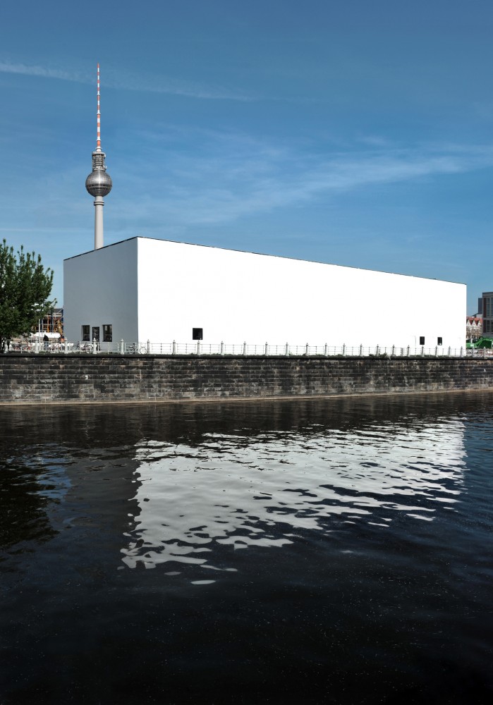 Fassade_hoch_BP_m_0 Photo by Benjamin Pritzkuleit © Carsten Nicolai, VG Bild-Kunst, Bonn 2010