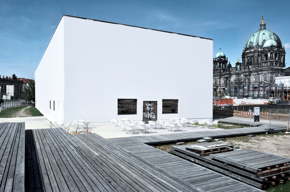 Fassade_back_quer_m_0 Photo by Benjamin Pritzkuleit © Carsten Nicolai, VG Bild-Kunst, Bonn 2010
