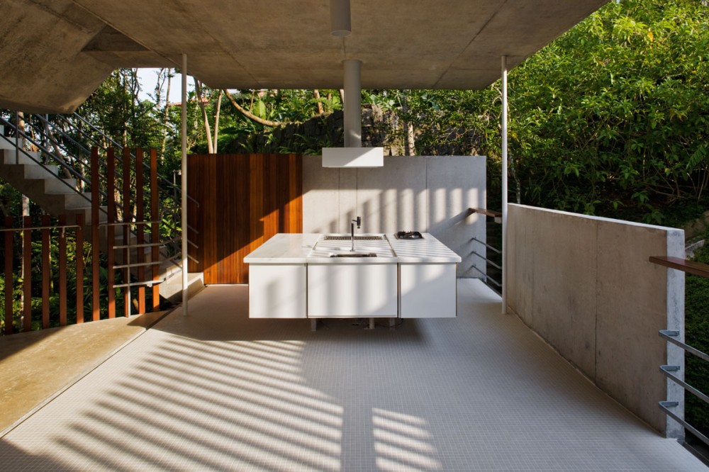 House in Ubatuba - SPBR Arquitetos © Nelson Kon